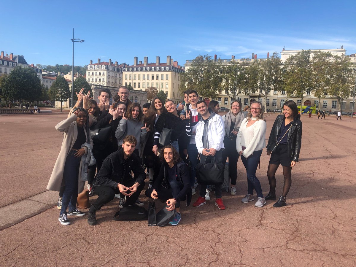 IFAGLYON's tweet photo. Action commando à la recherche de leur premier ce matin pour nos étudiants de Bachelor 1ère année. 
#IfagLyon #Bachelor1 #Stage #Vente #Recherchetonstage https://t.co/xguKP2jJAX