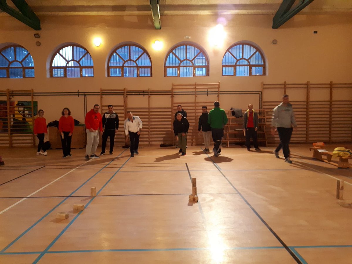 gtefsegovia's tweet photo. Ayer hicimos el primer taller de este curso. Estuvimos aprendiendo a jugar al kubb, idea que nos enseñaron nuestros compañeros del @efperiencias de Palencia. El próximo taller será tchoukball. @CFIE_Segovia https://t.co/dYJNH93URV
