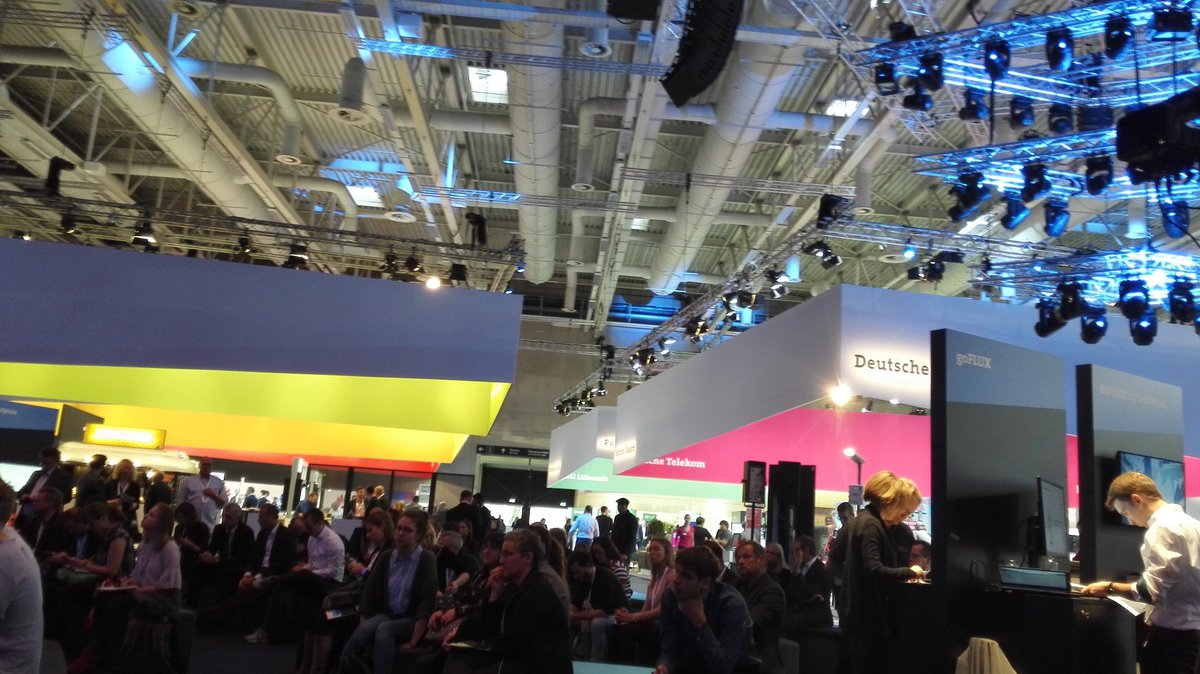 LukeVoutta's tweet photo. Nach 2 Tagen mitverfolgen auf Twitter habe ich es endlich auch auf die #SCCon2019 geschafft. Freue mich auf interessante Panels und gute Gespräche https://t.co/puNICxD7nY