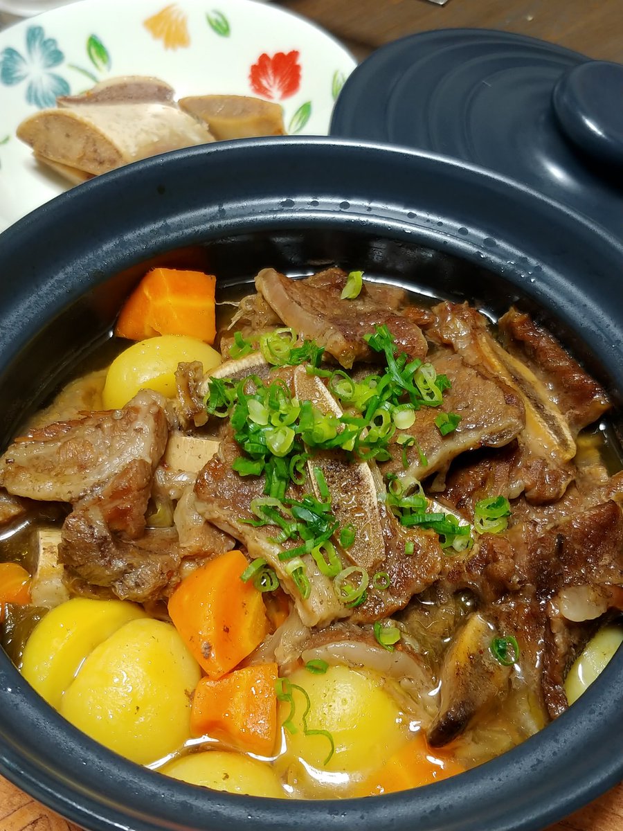 ট ইট র あいひめ 今日の 晩御飯 カルビチム 갈비찜 骨付き牛カルビの煮込み 肉を解凍 血抜きを繰り返す ｺﾄｺﾄ 煮込む 肉が柔らかくなってから野菜を入れて更に煮込み 出来上がり おいしいﾃﾞｽ おうちごはん 韓国料理 写真好きな人と