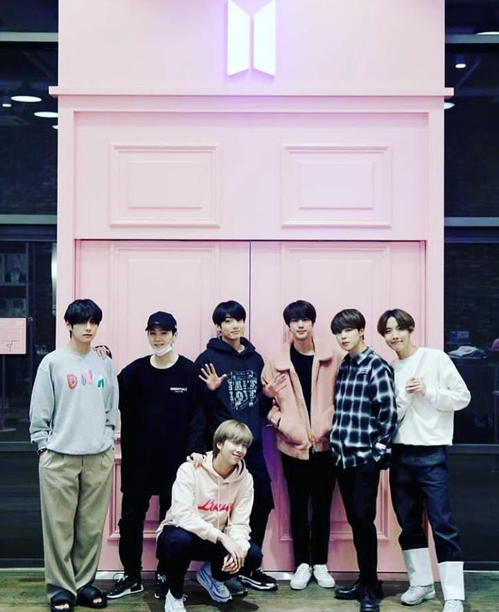 suriso's tweet photo. @BTS_twt I Love them #BTS #BTS_POPUP  #BTSpopupstore #BTS0T7 https://t.co/AcDOoFBXeA