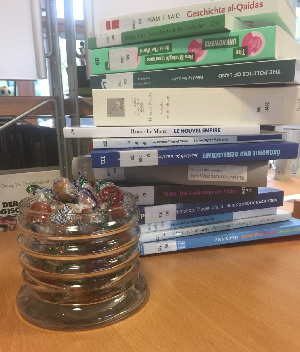 susiekju's tweet photo. Heute ist #TagderBibliotheken ! Wir Bibs freuen uns, die Arbeit der #MPIfG KollegInnen durch unseren #Service zu unterstützen.
#Bücher #ebooks #Zeitschriften #Forschungsdaten #ReferenceManagement #Fernleihe #PuRe #Datenbanken #Information #DiesundDas #Bonbonglas #immerfürEuchda https://t.co/5yp27XiNVG