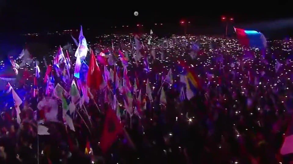 andy40777's tweet photo. # Anoche se juntaron 350.000 personas en el acto, algo bien se hizo, a seguir por mucho más#
#ActoFinalFA
#MartinezPresidente https://t.co/grhORjLX2x
