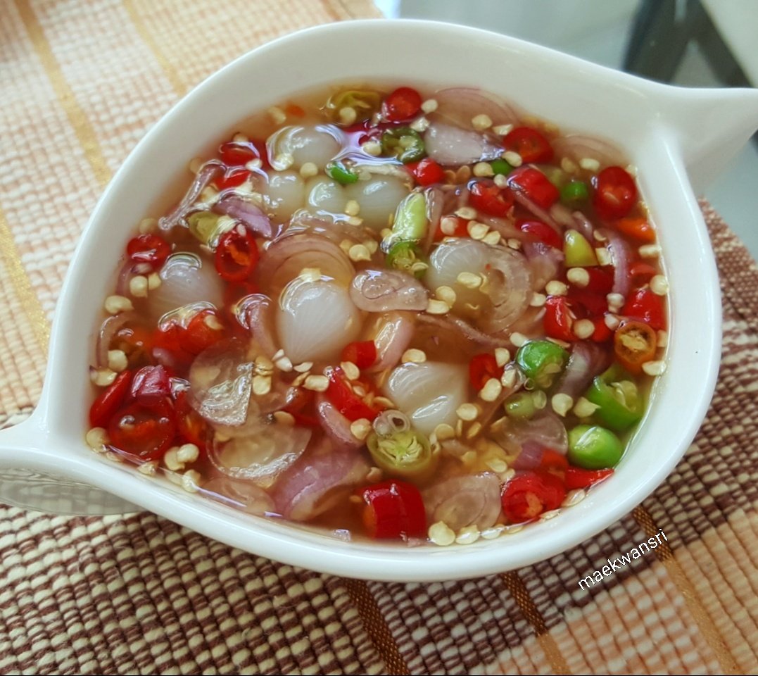 KwansriR's tweet photo. สูตรน้ำปลาพริก (ตามคำขอ)
1.ซอยพริกแช่ในน้ำมะนาว ช่วยไม่ให้พริกดำ (ประมาณ5นาที)
 2.ใส่น้ำตาลปี๊บลงไปคนให้ละลาย
3.ใส่หอมแดงซอย กระเทียมสับ มะนาวหั่นเต๋าหรือฝานบางๆลงไป
4.ใส่น้ำปลาลงไป คนให้เข้��กัน
ปล. จะใส่กระเทียมโทนเพิ่มลงไปก็ได้ค่ะ #maekwansri https://t.co/vutJ9yukfC