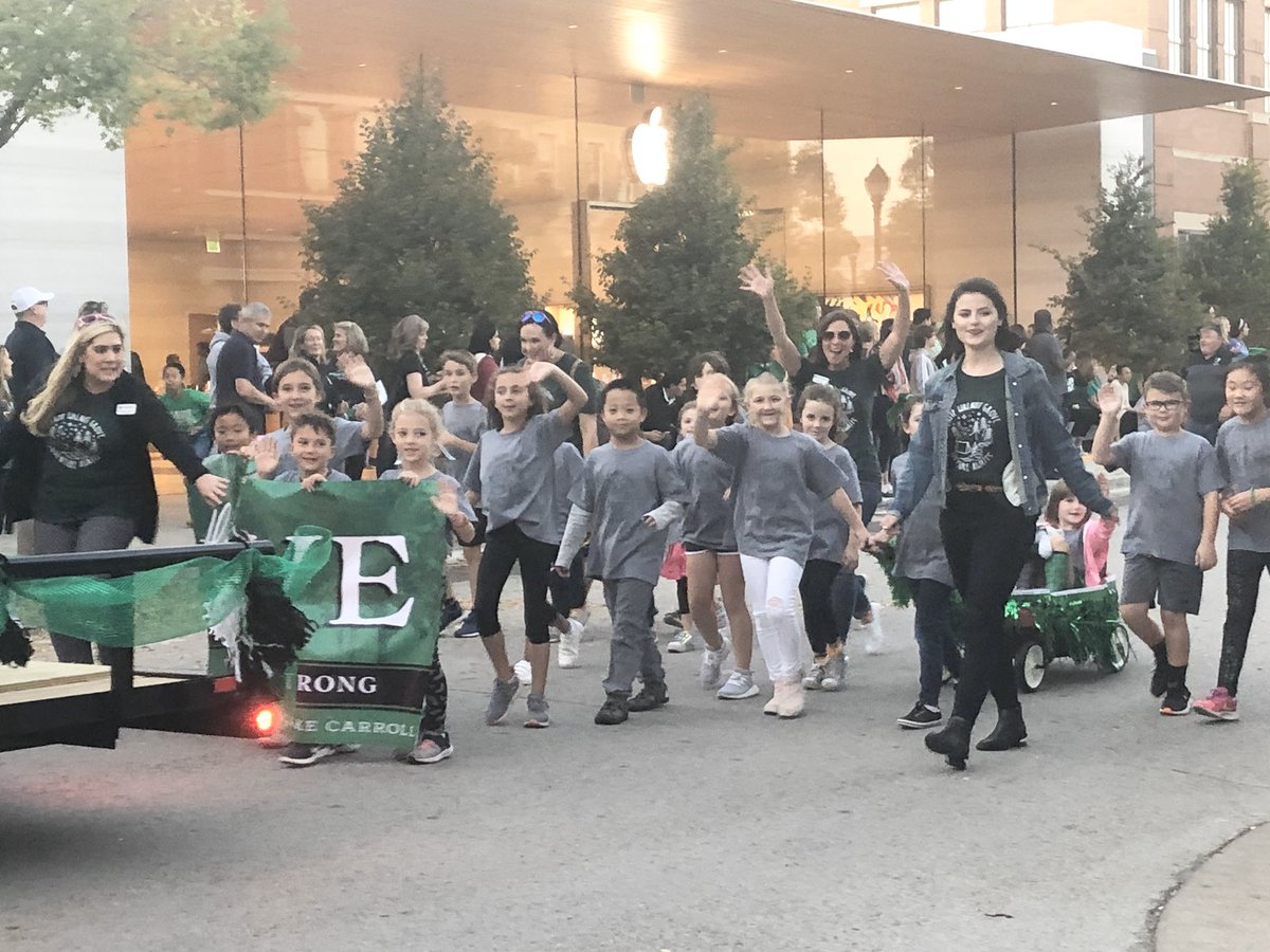 OfficerKimWges's tweet photo. When your TRIBE comes walking down the street for HOCO 2019 parade #MakesMy❤️Dance @WGESdragons https://t.co/r7glPGDaoO