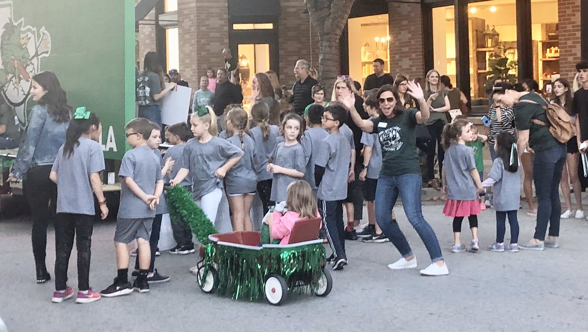 OfficerKimWges's tweet photo. When your TRIBE comes walking down the street for HOCO 2019 parade #MakesMy❤️Dance @WGESdragons https://t.co/r7glPGDaoO