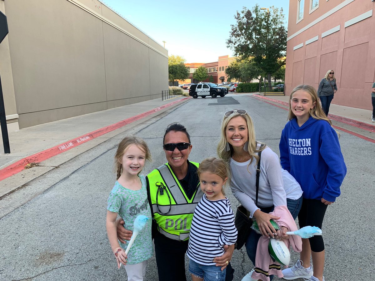 OfficerKimWges's tweet photo. When your TRIBE comes walking down the street for HOCO 2019 parade #MakesMy❤️Dance @WGESdragons https://t.co/r7glPGDaoO