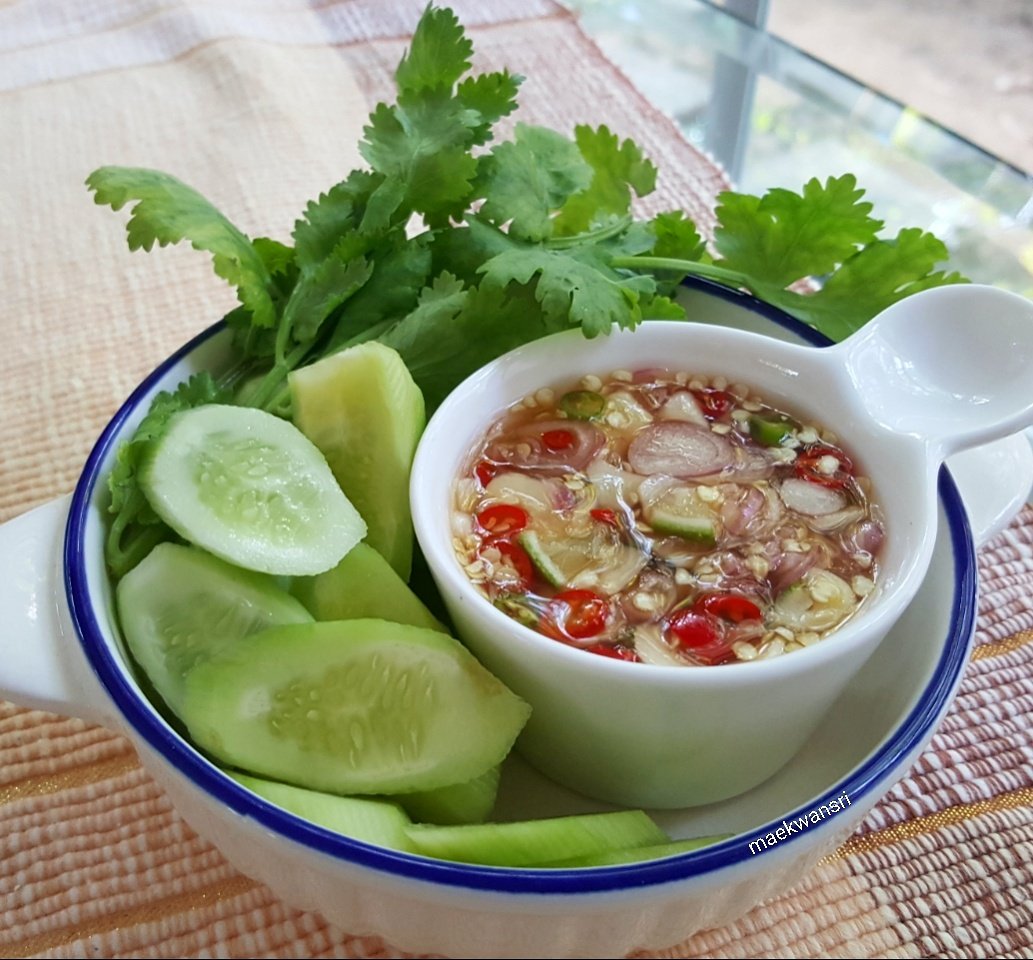 KwansriR's tweet photo. สูตรน้ำปลาพริก (ตามคำขอ)
1.ซอยพริกแช่ในน้ำมะนาว ช่วยไม่ให้พริกดำ (ประมาณ5นาที)
 2.ใส่น้ำตาลปี๊บลงไปคนให้ละลาย
3.ใส่หอมแดงซอย กระเทียมสับ มะนาวหั่นเต๋าหรือฝานบางๆลงไป
4.ใส่น้ำปลาลงไป คนให้เข้��กัน
ปล. จะใส่กระเทียมโทนเพิ่มลงไปก็ได้ค่ะ #maekwansri https://t.co/vutJ9yukfC