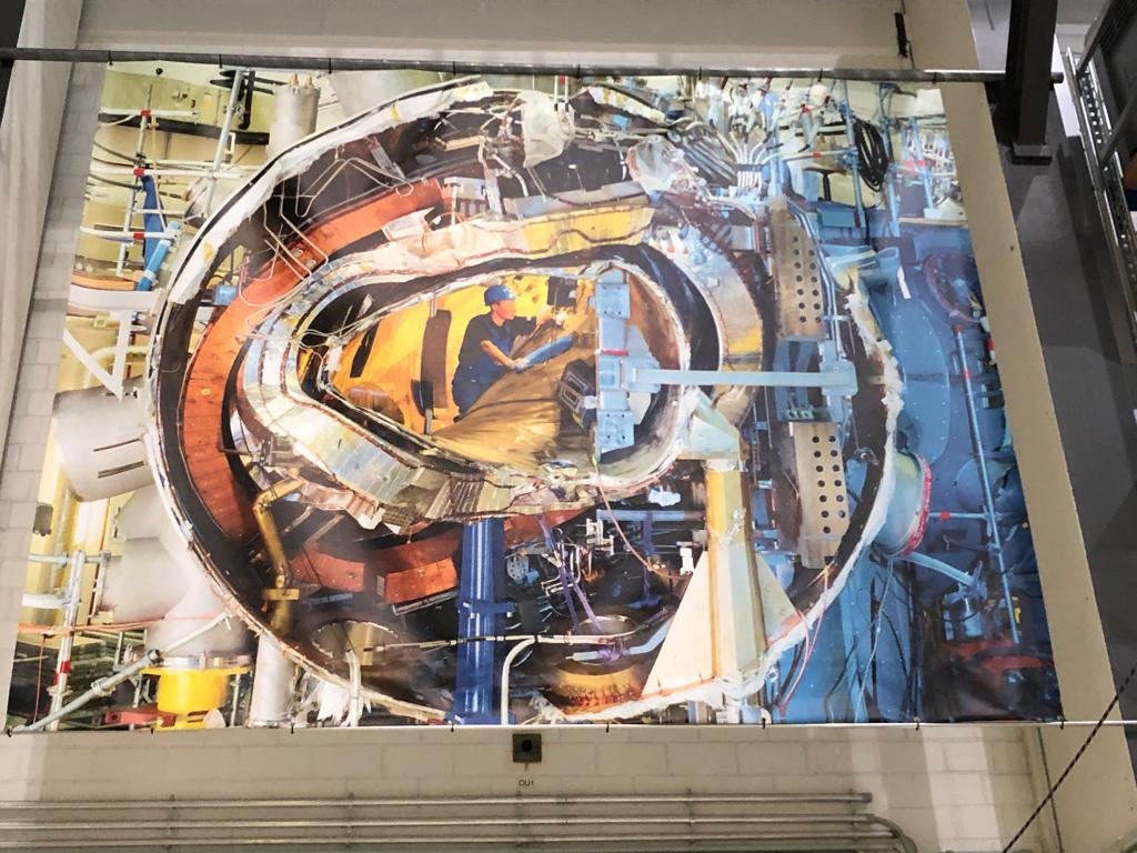 Botschafter <a href="/WepkeKingma/">Wepke Kingma</a> im <a href="/PlasmaphysikIPP/">MPI für Plasmaphysik (IPP)</a> in Greifswald. Hier streben Forscher danach Energie durch Fusion zu generieren, genau wie die Sonne, und tragen damit zur Lösung des Energieproblems bei, ohne CO2 Emission oder Verwendung von Mangelrohstoffen