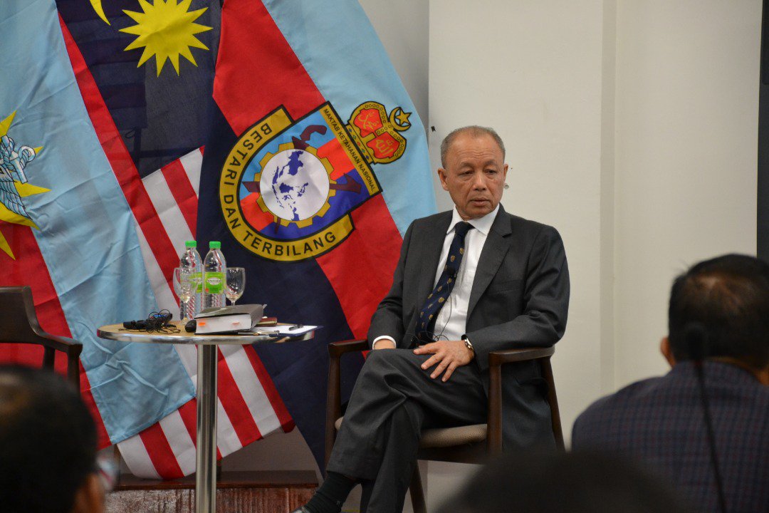 puspahanas's tweet photo. 24.10.19, NRC - The Rightful Honourable Tun Arifin Zakaria, Former Chief Justice of Malaya came and discussed on 'Malaysia Constitutional Crisis  - Perak State Constitutional Episode'. Tun indeed gave the Course Members a perspective from the law on the subject matter. https://t.co/Y5KCFR4ppi