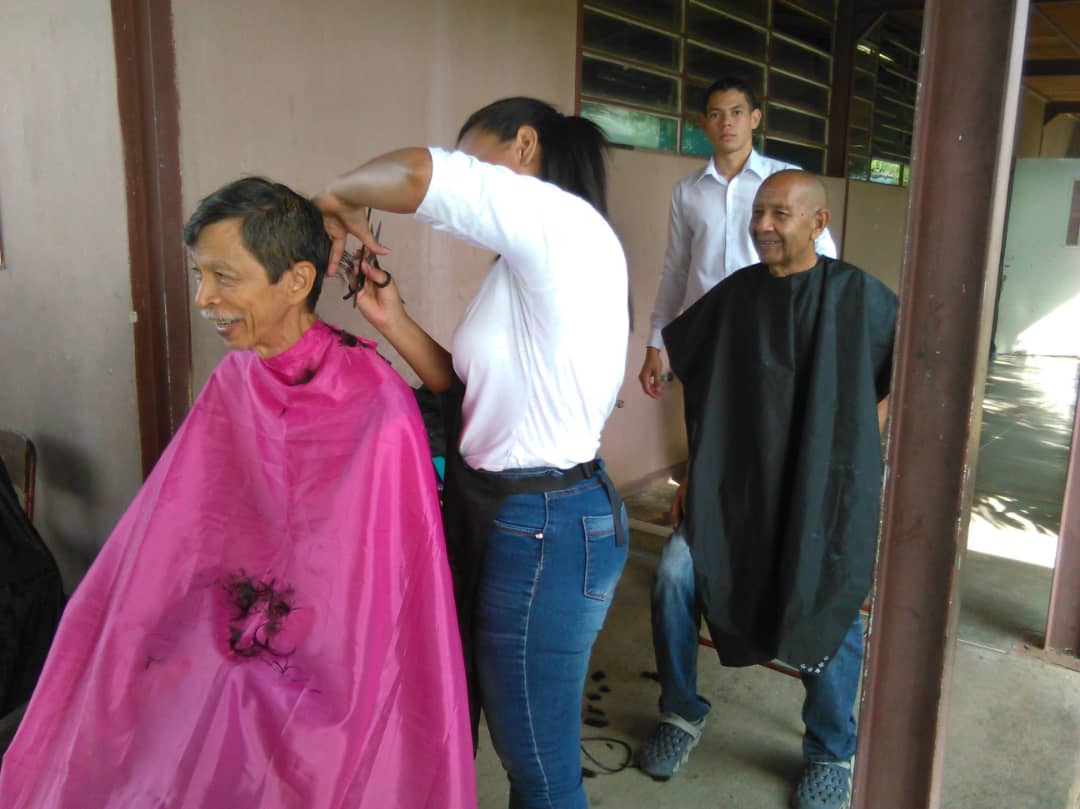 #23Oct Jornada de Barbería en el colegio Maria Goreti en la parroquia San blas, a cargo de la PTP Sorady Silva y los jóvenes del curso de Barbería del <a href="/CFS_SimonR/">CFS Simón Rodríguez</a> 
<a href="/WuikelmanAngelP/">Wuikelman Angel P.</a>