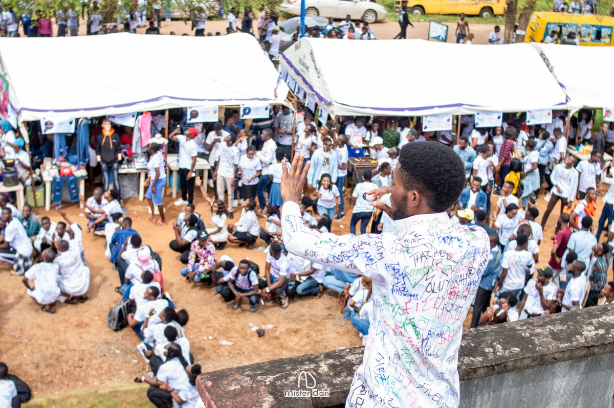 young_resolve's tweet photo. Your MCM was caught in the act, screaming at top voice while trying to address and control the crowd so as to write *FUTA"19*. Well, we did! @VALIANTCLASS19 #FYB #valiantclass19 #valiantsignout https://t.co/FPsVfTZtTP