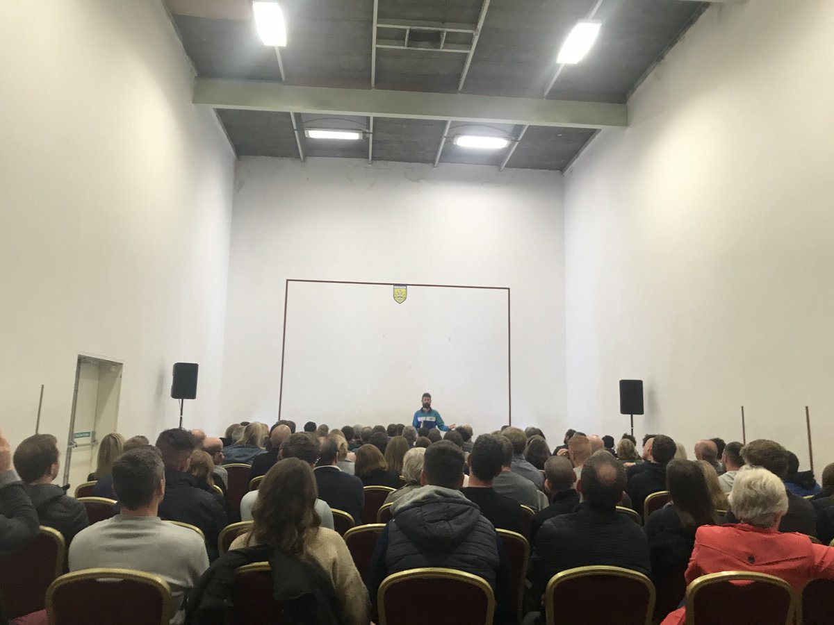 ChalkItDownPro's tweet image. What an amazing night last night! Full house and a really honest conversation at an informal Q&amp;amp;A after with Ronán Conway. Thank you so much to @clgNaFianna, you were fantastic hosts! If you missed the show last night get to @KCrokesGAAClub tonight at 8pm! #Spliced #GAAHealth