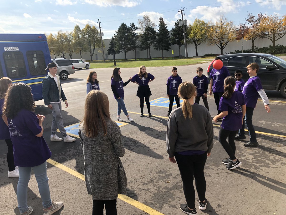 mmecapobianco's tweet photo. Enjoying fun team-building activities with our @HOFAM_DPCDSB YFA students for the Youth Faith Ambassador’s Commissioning led by @StMikesThunder @nicoletta_mrs #BECDMYFA https://t.co/g5bxcEIvve