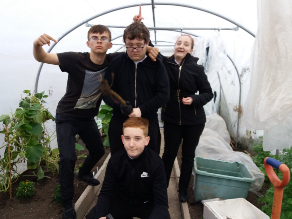 ToniGPASP's tweet photo. @SAHS_SfL Thankyou so much to the teachers and pupils from the Prince's Trust group over the past ten weeks for helping us in our Community Garden at PASP Kirkshaws and the monies given to help us buy new tools etc.👍 https://t.co/plv9lLJUq8