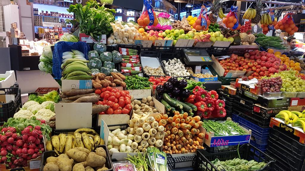MaxBrauerSchule's tweet photo. La boqueria. Für jeden Geschmack was dabei. #intercanviHC1920 https://t.co/CW0Q4agsZY