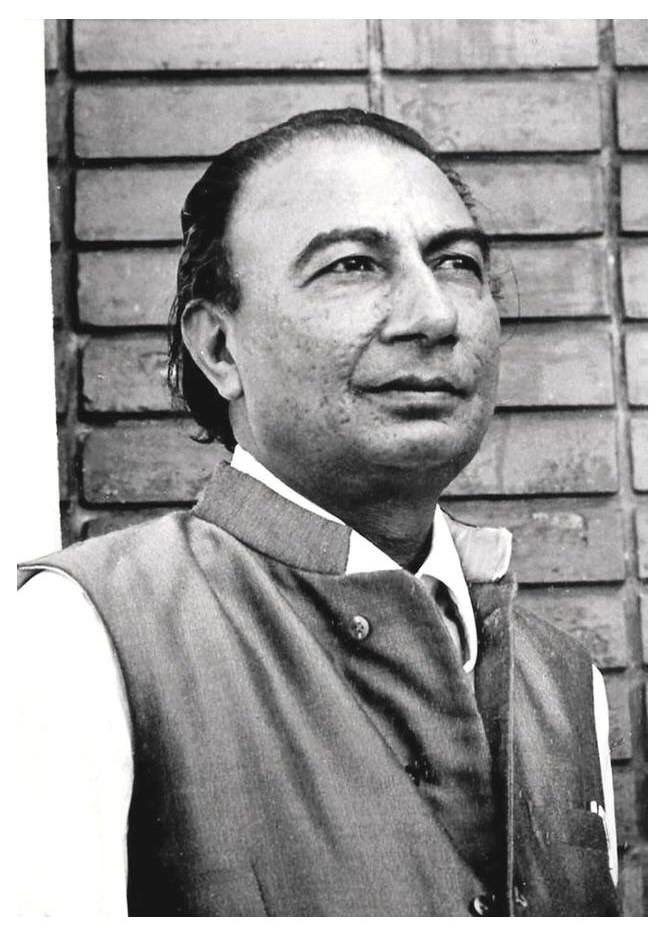FilmHistoryPic's tweet photo. “ kabhi khud pe,
kabhi halat pe rona aaya,
baat nikli toh har ik baat pe rona aaya ... “ ~ Sahir

Remembering SAHIR Ludhianvi who left us on 25th Oct 1980. https://t.co/tjQW1LtWqP