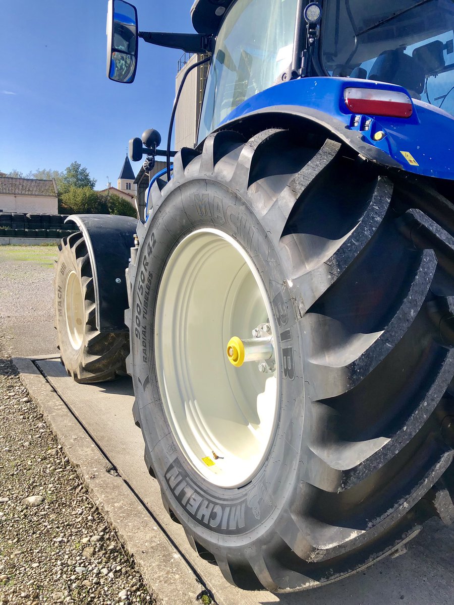 MaxChampopro's tweet photo. Aujourd’hui montage des @MichelinAgriFR #machxbib en 900/50R42, prêt pour les semis 😊😊 https://t.co/ahXBhqPTyH