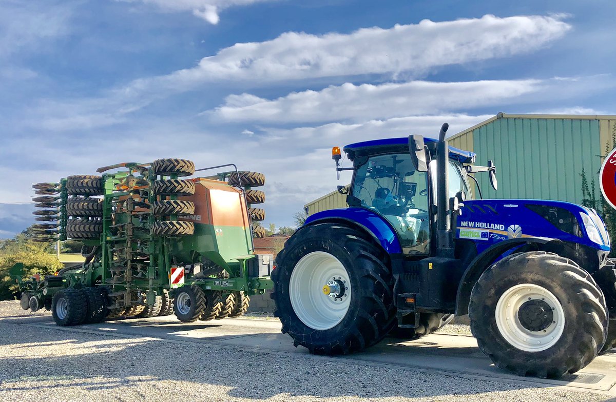 Aujourd’hui montage des @MichelinAgriFR #machxbib en 900/50R42, prêt pour les semis 😊😊