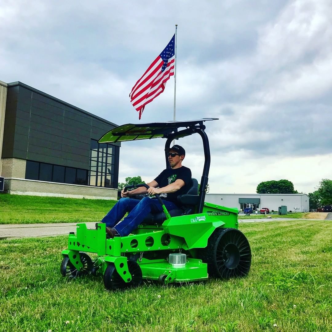 mowersplus's tweet photo. The Zero-Turns have taken the American market by storm! More and more customers in Europe are taking to these types of lawnmowers. These are manufactured by many companies like Ariens, Hustler, John Deere, and so many more... This model comes with a canopy with Solar Power Panels https://t.co/yGM573cskn