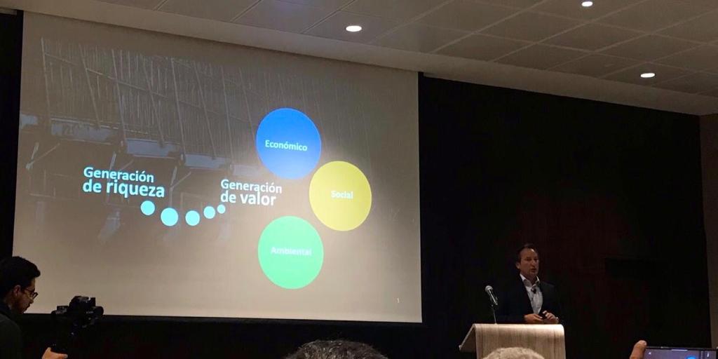 mvcampodonico's tweet photo. Gracias a @SEMANAeconomica por invitarme a participar en el #CEOTalks2019. Pude compartir los compromisos que en @WongPeru y @metroperu venimos trabajando. Integrar la #sostenibilidad como ventaja competitiva es la clave para proporcionar valor a nuestros consumidores. https://t.co/sBlrOND0Js