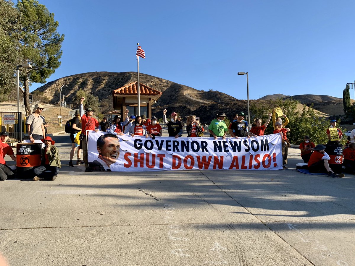 BREAKING: Dozens of people are currently risking arrest blockading the #AlisoCanyon gas facility, the site of the worst methane leak in US history