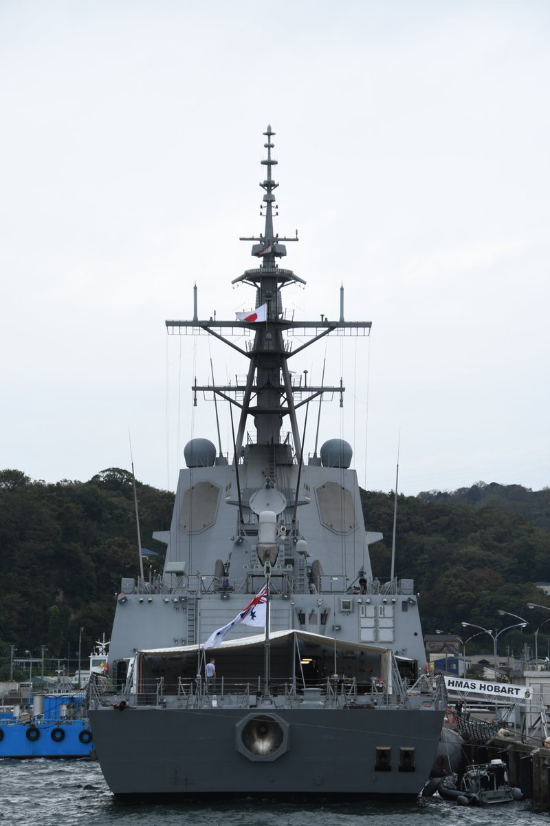 ふにに フォーミダブルの反対側に停泊していたオーストラリア海軍ホバート級 1番艦ホバート Ddg 39 後ろから見ると艦尾の可変深度ソナーの繰り出し口に目を引かれますが 原型となったスペインのアルバロ デ バサン級には付いていない装備でもあります