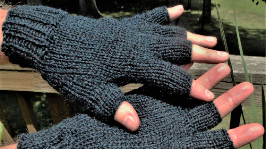 Pure softness!  Pure baby alpaca men's half finger gloves in dark blue: etsy.com/listing/544099… #handmade #handknit #smallbusiness #etsy #etsyshop #knitting #sustainable