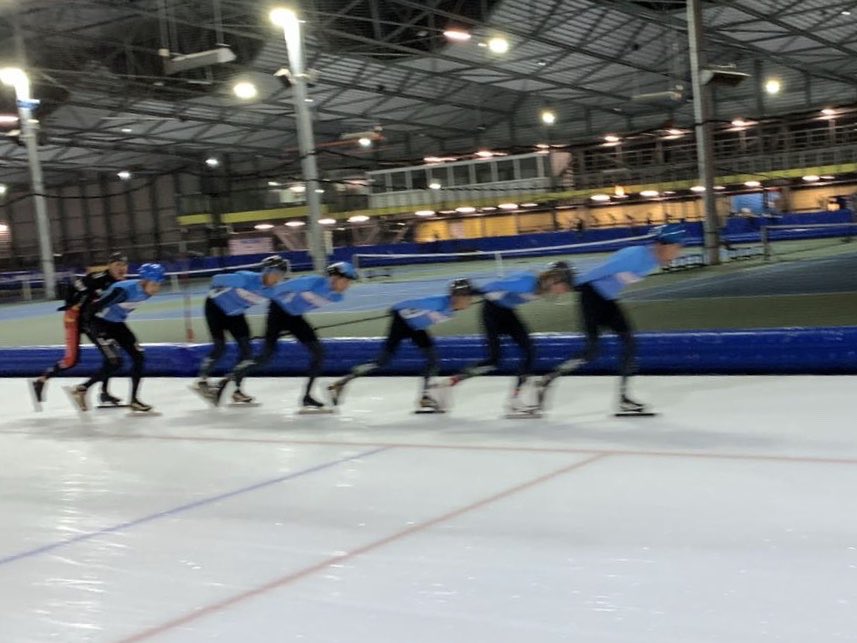 GVAVTriathlon's tweet image. De blauwe GVAV trein traint elke dinsdagavond op @Kardinge. Aan de snelheid te zien, gaat dat met de wintertriathlon Groningen wel goed komen. Inschrijven voor deze wedstrijd op 2 november kan nog steeds!