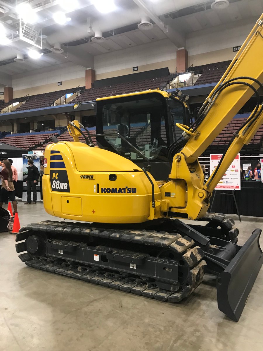 Mem_StoneGravel's tweet photo. We were honored to be part of the annual DeSoto #Pathways2Possibilities Career Expo held at @LandersCenter. This event provided 8th and 12th graders in DeSoto County with the opportunity to learn more about a variety of career options with our family of companies. https://t.co/KgrR0nT53j