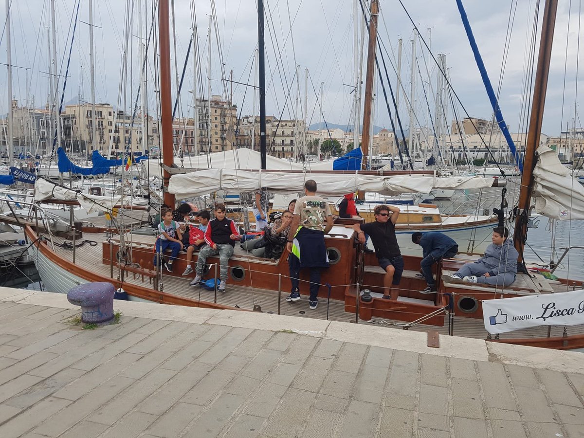 zeninsieme's tweet photo. Con @lisca_bianca e #Leganavalepalermocentro abbiamo portato le ragazze e i ragazzi dello #Zen in #barcaavela per conoscere i rudimenti della #navigazione, l'#ambientemarino e i pericoli che lo minacciano.

#IlluminiamoilFuturo @SaveChildrenIT #ItaliavietataAiminori https://t.co/KLyxPfHfKy