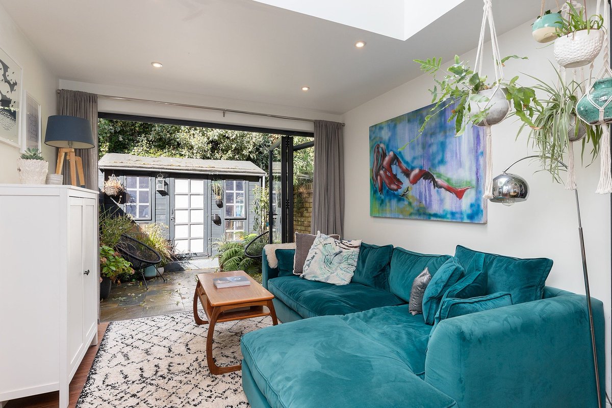 A delightful maisonette, set within an #endofterrace #Victorianhouse. Arranged over the lower ground floor, it has been recently #refurbished and benefits from a separate garden studio.
🛏 2 🛁 1 🛋 1

#johndwoodandco <a href="/JDWWandsworth/">John D Wood & Co. Wandsworth</a>

For more info see: socsi.in/SP1oD