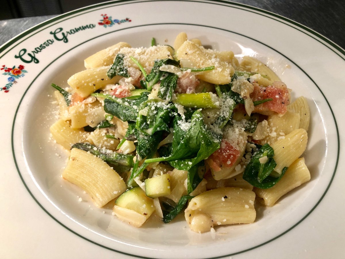 Chef Rob's Pasta Primavera with seasonal vegetables & fresh, hand-made penne! Available at LUNCH!😍👀

#moregrassa #grassagramma #grassa #bestitalian #louisville