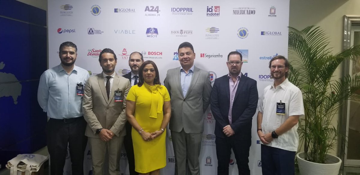 FUNGLODE's tweet photo. La directora del @CESEDEfunglode, @jophech, junto a especialistas internacionales
#CumbreCESEDE2019 https://t.co/XHvrWP9pjU