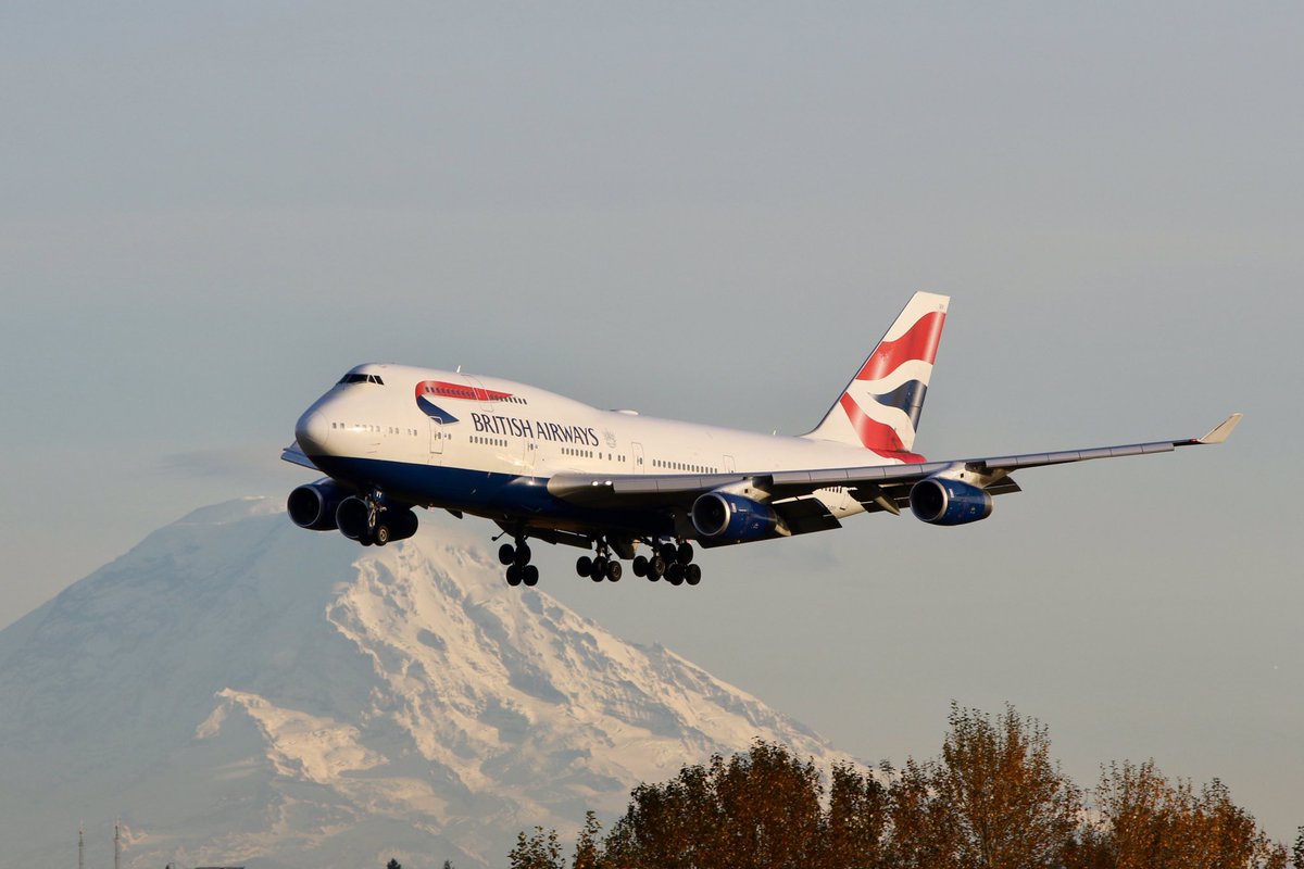 Tommylism's tweet photo. Beautiful shot by Paul Dunn of our machine G-CIVY on final at @SeaTacAirport with Mt. Rainier in the background, before we flew back to London #BA49 https://t.co/wNzc2x9WwP