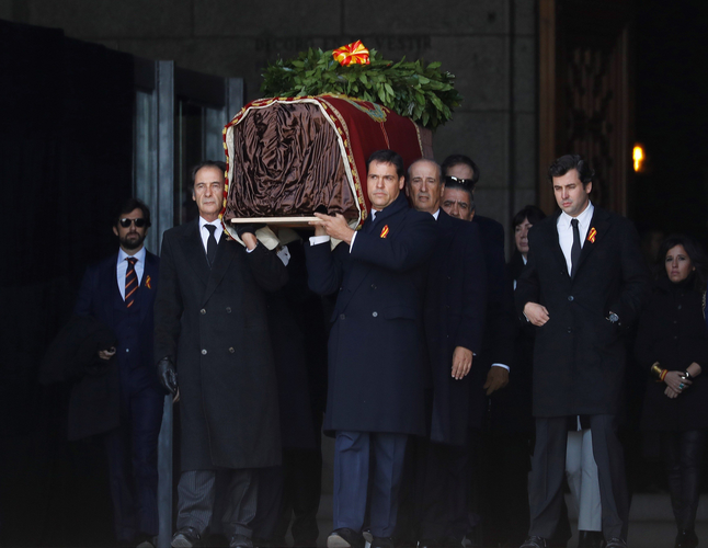 carnecrudaradio's tweet photo. Esta ceremonia, este respeto, este homenaje que le ha rendido la familia y que el gobierno ha permitido, no lo han recibido las miles de víctimas de Franco que siguen en las cunetas. La democracia no debería haberle concedido esta imagen solemne a un golpista asesino. Así no. https://t.co/CUdHmZSdIp