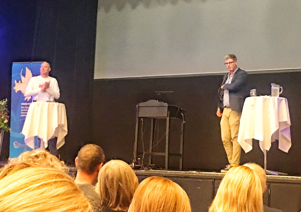 Forfatter og journalist Martin Krasnik beskriver opplevelsen med depresjon som «en tung, mørk tåke». Videre oppfordrer han til at maktrelasjonene ved syk/frisk/behandler må analyseres og tas på alvor. Det er de flinkere til i Norge, sier han.