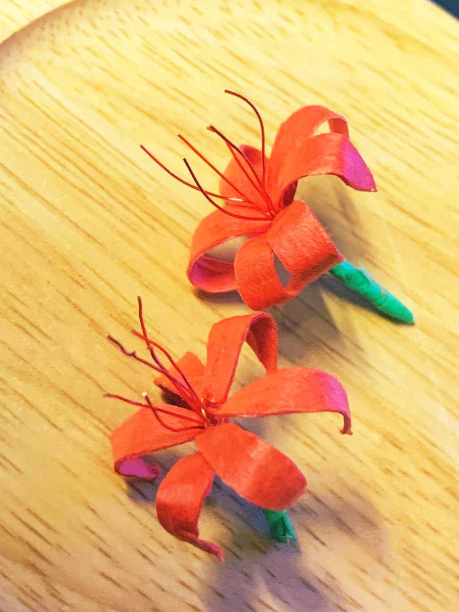本木咲黒 今日はお花を作りました マスキングテープと針金で作れるなんて素晴らしい 作り方を公開して下さっている神々様に感謝です 土下座 思いついてしまったので ついに彼岸花にも手を出していますw 07th料理グラフィティ ななグラ