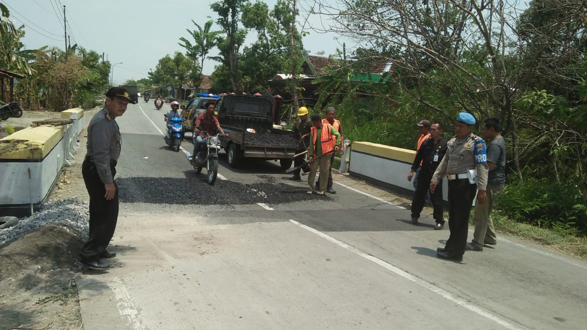 Hasil koordinasi kapolsek jati akp bajuri dengan dinas bina marga propinsi langsung terealisasi ,pihak bina marga di bantu anggota polsek jati memperbaiki  jalan yang membahayakan pengguna jalan.

# polsekjatibersamamasyarakat
#humaspolresblora
