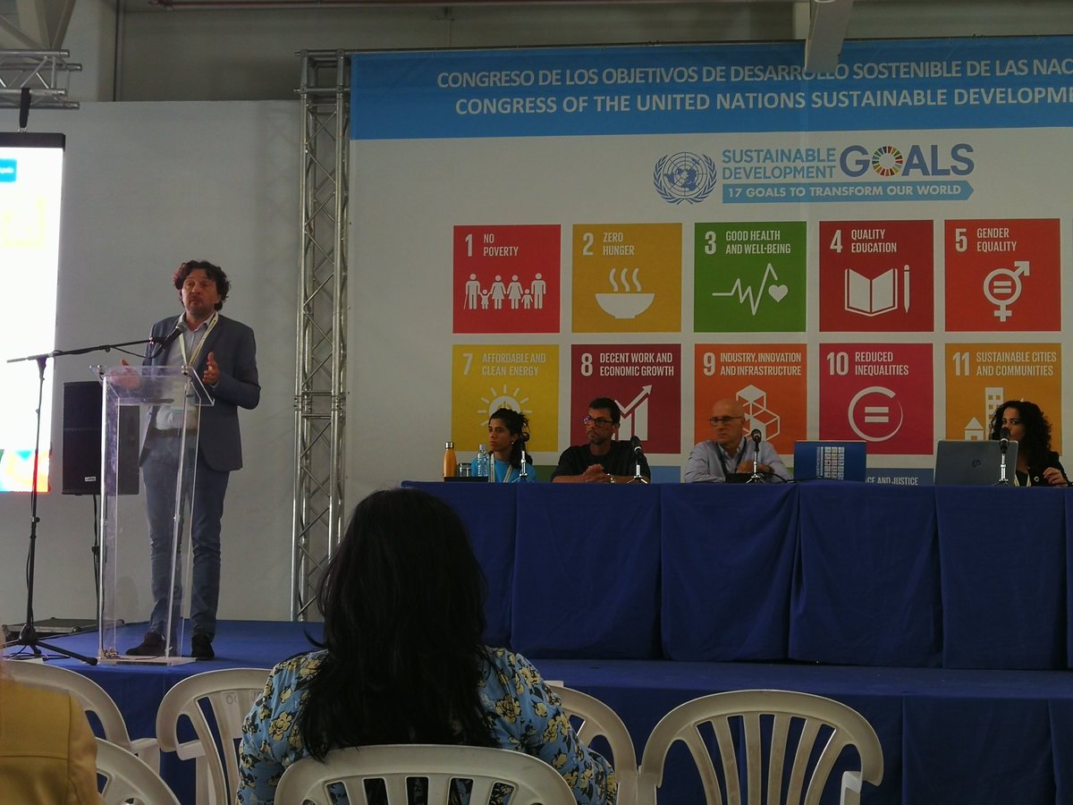 <a href="/compartimentos/">Roberto Ballester</a> presenta cómo funciona @sellofairtrade y cómo trabaja el ODS12 #odscongresovalencia