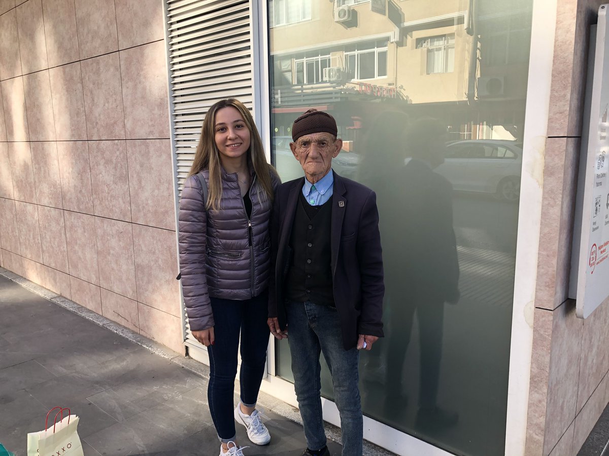 Metrobüs köprüsünde peçete satarak geçimini sağlayan Celal amcamızın temel ihtiyaçları ve eşinin tedavisi için gerekli olan masraflara <a href="/mervezby/">Merve Özbey</a> destek oldu başkanım. Celal amcamız ve eşi artık daha mutlu. 💚 <a href="/haluklevent/">Haluk Levent ( Ahbap Ekibi )</a> <a href="/Ahbap_Yardim/">Ahbap Yardımlaşma</a> <a href="/ahbapplatformu/">Ahbap Platformu</a>