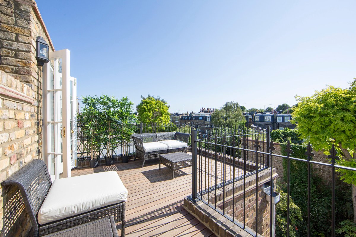 DestLondon's tweet image. The charming and recently refurbished 3 bedroom Britannia Road is based in Fulham - a quiet residential area. This property sleeps 6 people and has a spacious roof terrace with beautiful outdoor furniture. 😊 #visitlondon #luxuryrentals #luxuryapartment #london #uktrip #citybreal