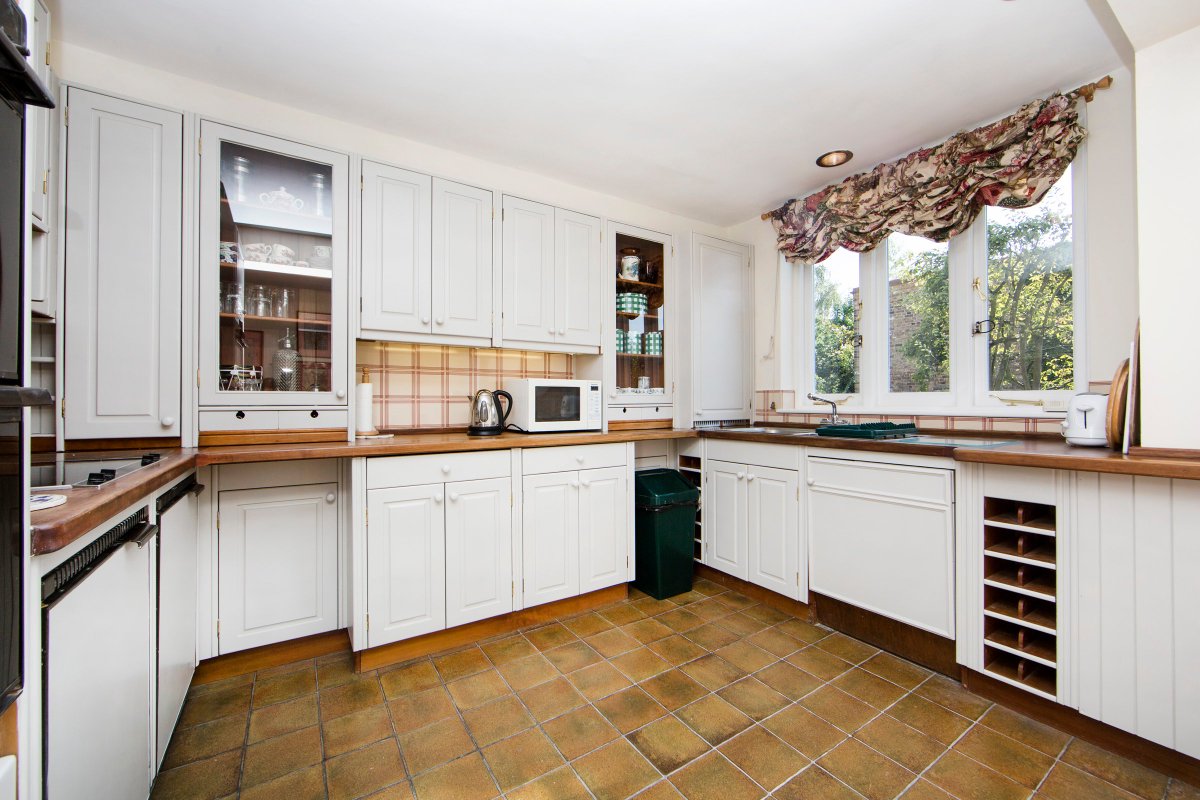 DestLondon's tweet image. The charming and recently refurbished 3 bedroom Britannia Road is based in Fulham - a quiet residential area. This property sleeps 6 people and has a spacious roof terrace with beautiful outdoor furniture. 😊 #visitlondon #luxuryrentals #luxuryapartment #london #uktrip #citybreal