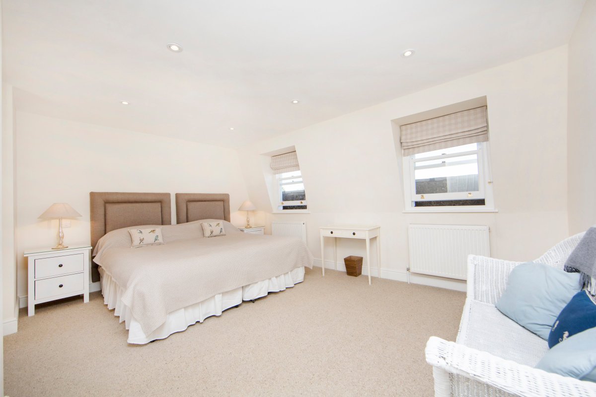 DestLondon's tweet image. The charming and recently refurbished 3 bedroom Britannia Road is based in Fulham - a quiet residential area. This property sleeps 6 people and has a spacious roof terrace with beautiful outdoor furniture. 😊 #visitlondon #luxuryrentals #luxuryapartment #london #uktrip #citybreal