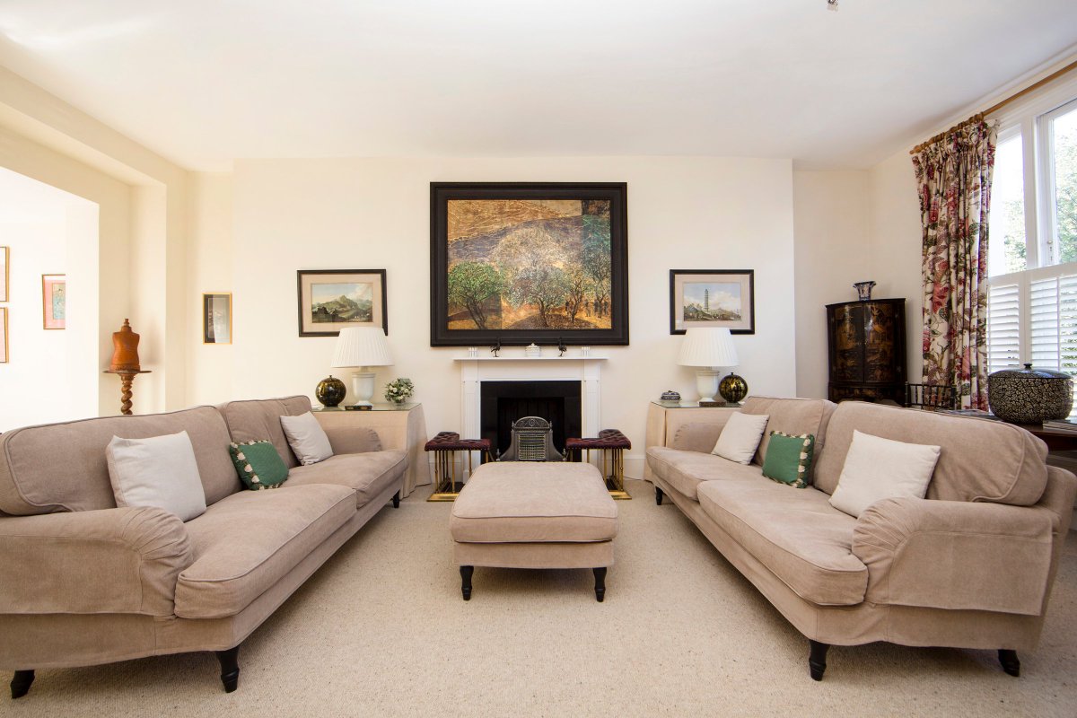 DestLondon's tweet image. The charming and recently refurbished 3 bedroom Britannia Road is based in Fulham - a quiet residential area. This property sleeps 6 people and has a spacious roof terrace with beautiful outdoor furniture. 😊 #visitlondon #luxuryrentals #luxuryapartment #london #uktrip #citybreal