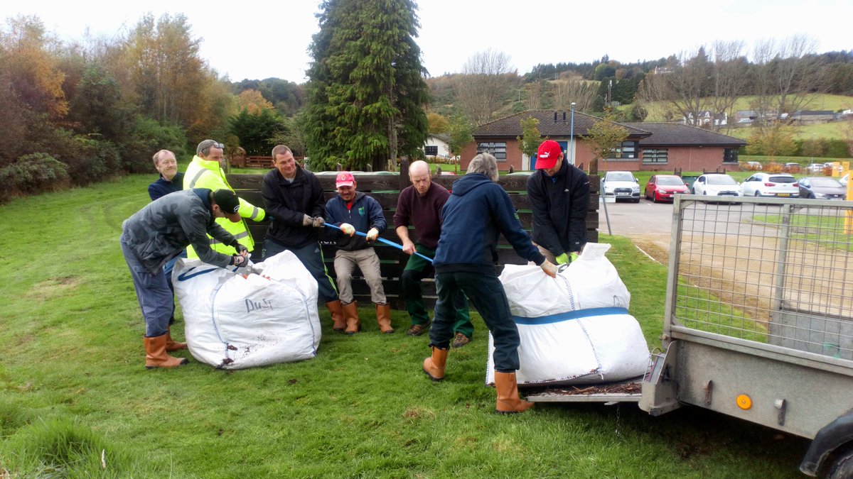 TCVNewcraigs's tweet photo. Thanks to the Inverness midweek green gym for delivering woodchip to our New Craigs site. Great teamwork! Thanks to Inverness Tree Services for the donation #improvinggreenspaces #teamwork #JoinInFeelGood https://t.co/PqdTnyF2zi