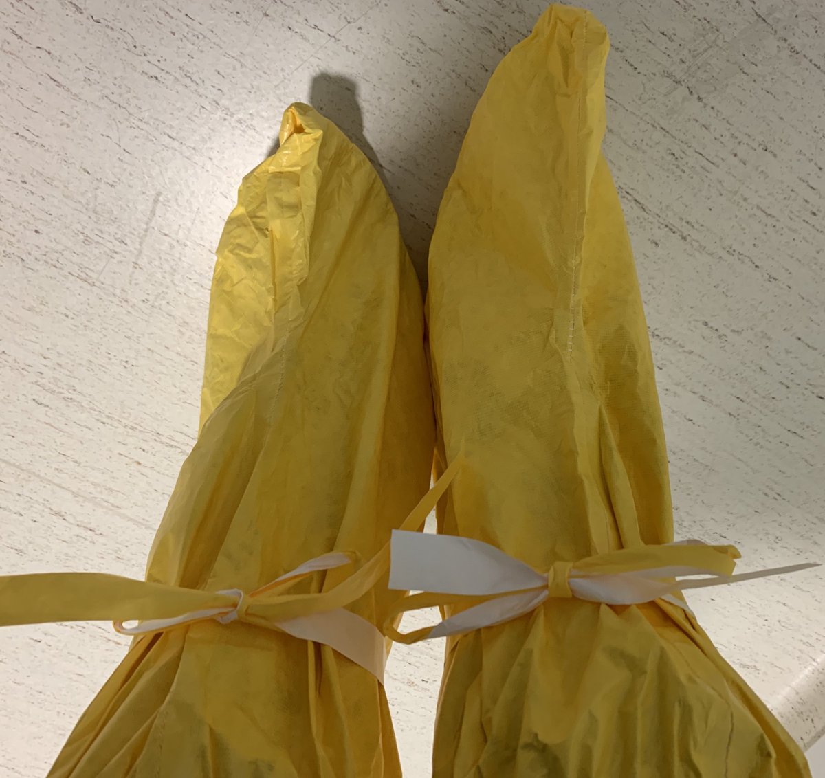 Genevieve_Hery's tweet photo. Mode automne-hiver dans mon P3. La tendance est au jaune poussin 🐥 Les BK n’ont qu’à bien se tenir #BrigadeDuStyle #NSB3 @CHRU_Brest https://t.co/28ZJnPbRea