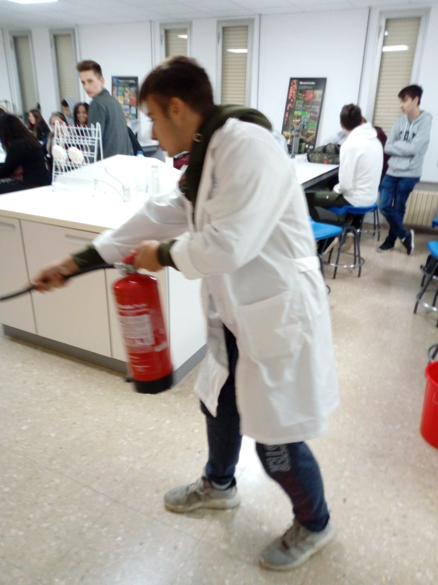 ColeSF_Patro's tweet photo. Ante todo, seguridad. Los alumnos de 1GMLAB practican cómo actuar en caso de emergencia: extintores, lavaojos... #GMLAB https://t.co/nNkvBsr9fY