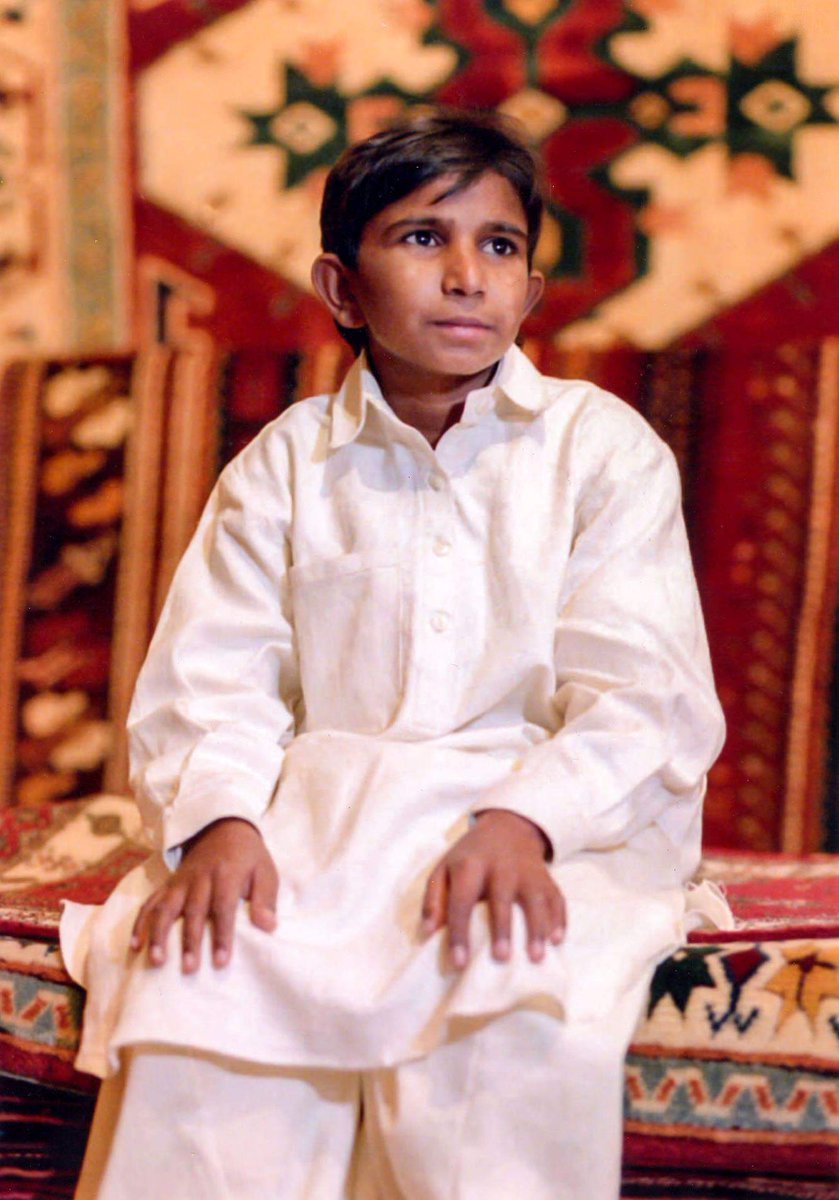 mani_hahs's tweet photo. Youngest Pakistani hero. Iqbal Masih b 1983, sold into bonded labour to a carpet weaving business. His father had borrowed money from the employer. Worked for 12 hours daily. He escaped when he was ten but was caught and brought by the police (no other) to his native place. >> https://t.co/CMRJd5rCnM