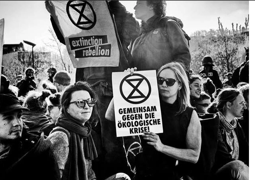 Alles übertrieben? Warum <a href="/ExtinctionR_DE/">Extinction Rebellion DE</a> da stört, wo wir nicht ignoriert werden können &amp; warum wir jede*n brauchen Interview 🔽

"Unsere Strategie ist es, Hoffnungslosigkeit in Aktionen umzuwandeln. 
Und wir können jetzt nicht mehr ignoriert werden"

tiny.cc/jii3ez